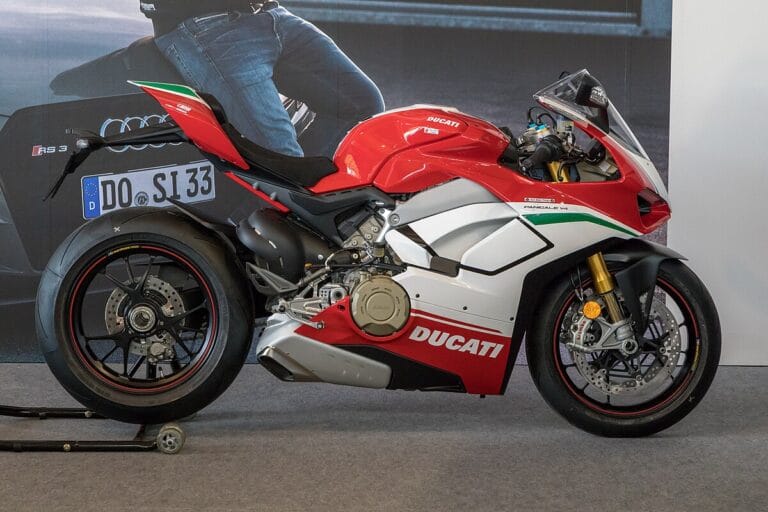 “Ducati Panigale V4: Kecepatan dan Teknologi Terbaru”