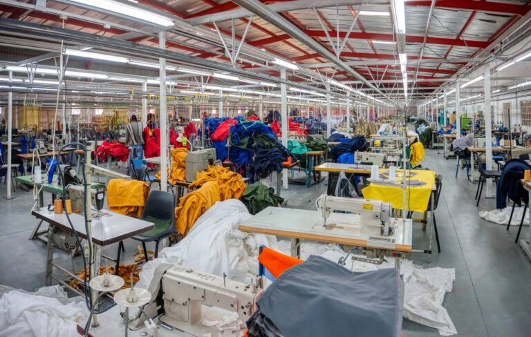 Bangkrutnya 5 Raksasa Tekstil Indonesia: Bukti Matinya Industri dalam Bayang-Bayang Globalisasi bangkrutnya 5 raksasa teksil indonesia