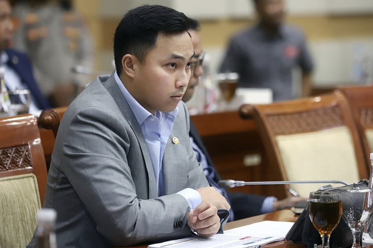 Anggota Komisi III DPR RI dari Daerah Pemilihan (Dapil) Nusa Tenggara Timur (NTT) Stevano Rizki Adranacus di Kompleks Parlemen, Jakarta, Senin (28/10/2024).