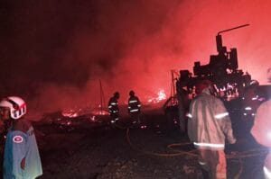 tragedi kebakaran hebat melanda sebuah kandang peternakan ayam di Desa Tanggan, Kecamatan Gesi, Kabupaten Sragen, Jawa Tengah pada Minggu (20/10/2024)