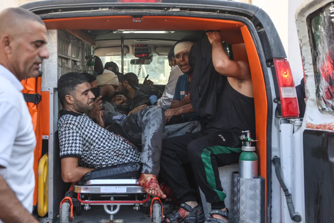 Warga Palestina yang terluka dalam serangan Israel yang menargetkan wilayah di Jalur Gaza utara, tiba dengan ambulans untuk menerima perawatan di Rumah Sakit Arab al-Ahli, yang juga dikenal sebagai Rumah Sakit Baptis. [Omar al-Qatta/AFP]
