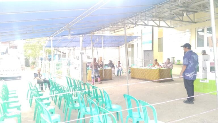 Golput meningkat di Samarinda, Kalimantan Timur. TPS sepi hingga pukul 08.35 WITA, warga bingung memilih antara kotak kosong atau pasangan Andi Harun dan Saefudin Zuhri.