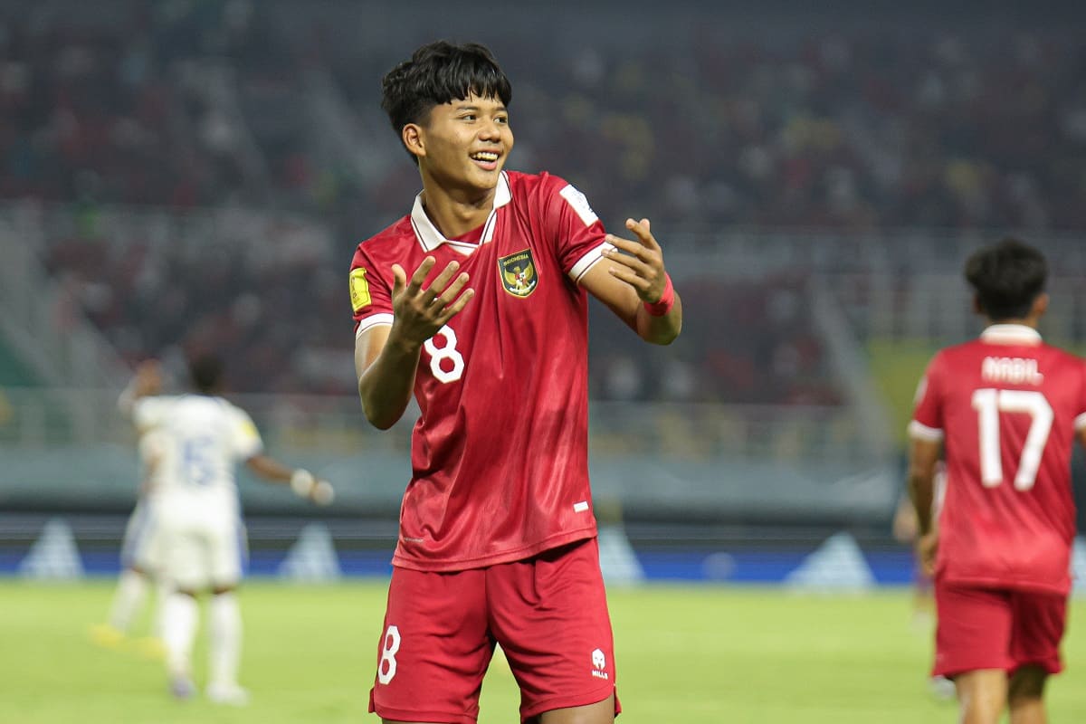 Indonesia U-17 mencetak sejarah usai mengalahkan Yaman 4-1 di perempat final Piala Asia U-17. Kemenangan ini membawa Garuda Muda lolos ke Piala Dunia U-17 2025 lewat jalur kualifikasi.