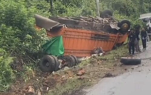 Kecelakaan di Jalur Gunung Menangis Bontang-Samarinda: Truk Terguling Usai Gagal Menanjak