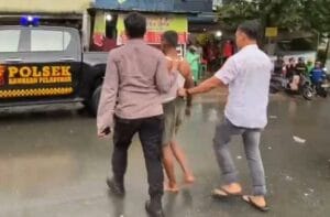 Seorang pria tewas ditikam di Jalan Otto Iskandardinata, Samarinda. Polisi amankan terduga pelaku dan dalami motif kejadian.