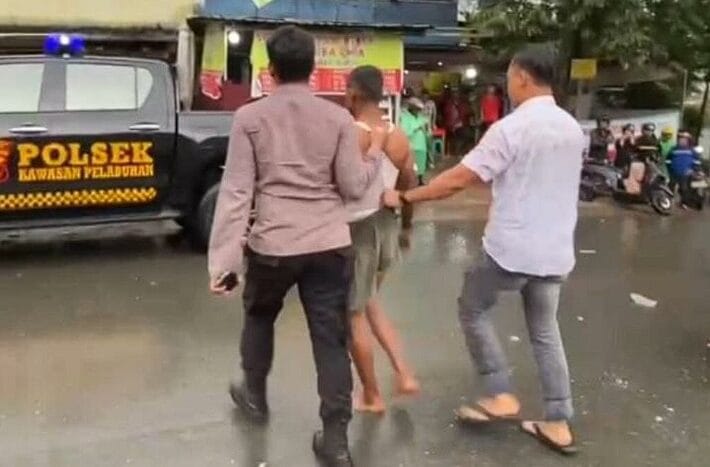 Seorang pria tewas ditikam di Jalan Otto Iskandardinata, Samarinda. Polisi amankan terduga pelaku dan dalami motif kejadian.